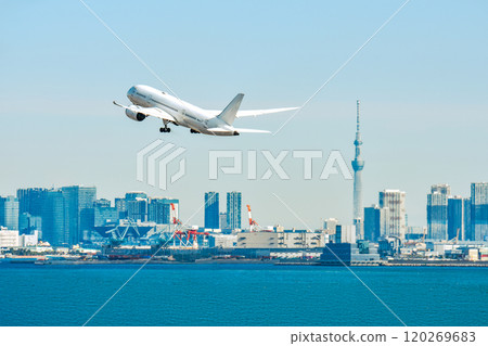 從羽田機場和天空樹起飛的客機 從羽田機場和天空樹起飛的客機 120269683