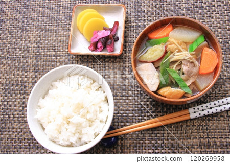 豬肉湯套餐，配料很多，俯視圖 120269958
