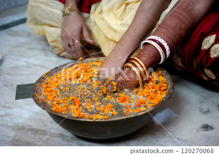 Indian hindu traditional marriage ritual Indian hindu traditional marriage ritual 120270068