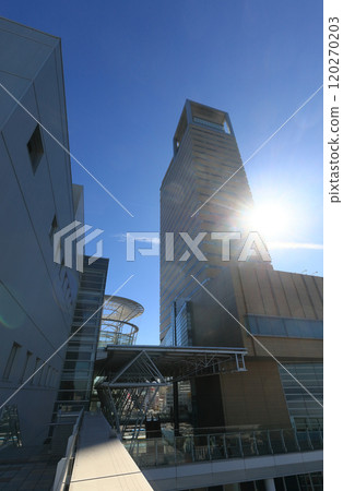 從高松 Sunport 高松標誌塔大廳建築欣賞 Decks Galleria 和塔樓 120270203