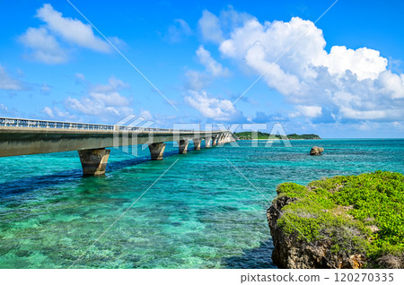Beautiful scenery of the Ikema Bridge connecting Miyako Island and Ikema Island 120270335