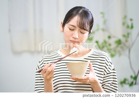 年輕女子吃米飯，食慾不振，食物不好 120270936