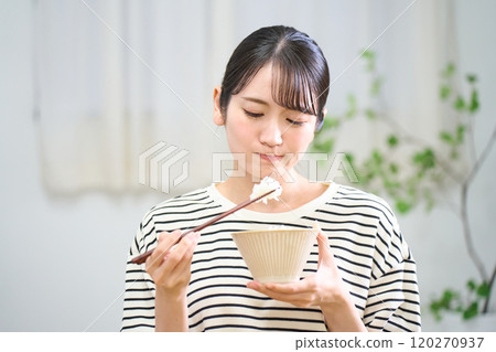 年輕女子吃米飯，食慾不振，食物不好 120270937