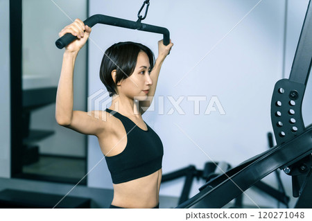 woman training at the gym 120271048