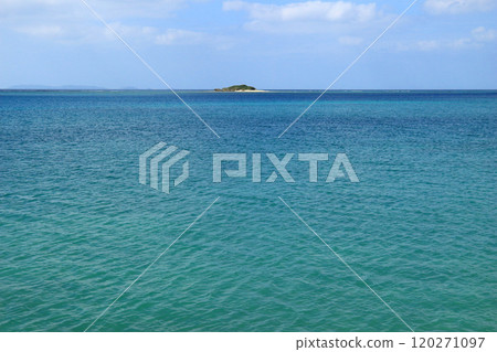 Emerald green sea, white sandy beach and blue sea 120271097
