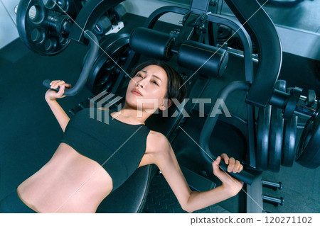 woman training at the gym 120271102