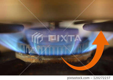 點燃的燃氣爐和緊張的家庭財務的形象 120272237
