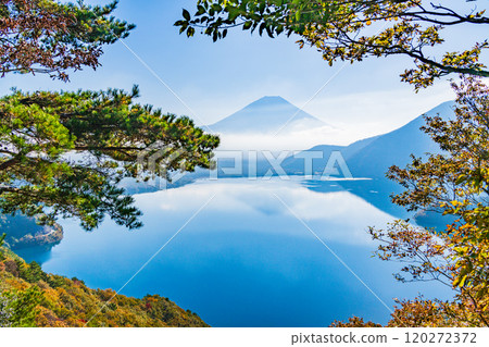 [Yamanashi Prefecture] Lake Motosu and Mt. Fuji as seen from Nakanokura Pass in autumn 120272372