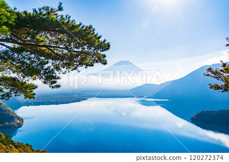 [Yamanashi Prefecture] Lake Motosu and Mt. Fuji as seen from Nakanokura Pass in autumn 120272374