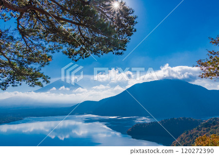 [Yamanashi Prefecture] Lake Motosu and Mt. Fuji as seen from Nakanokura Pass in autumn 120272390