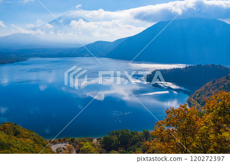 [Yamanashi Prefecture] Lake Motosu and Mt. Fuji as seen from Nakanokura Pass in autumn 120272397