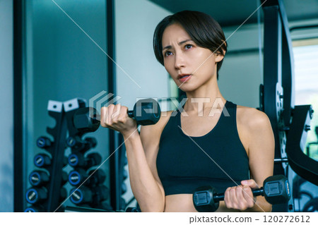 在健身房用啞鈴訓練手臂的女人 120272612
