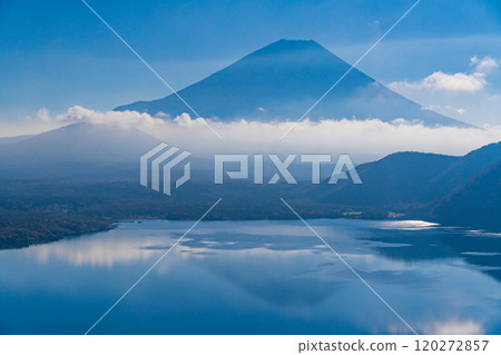 [山梨縣]從中之倉峠看到的倒映在本棲湖的富士山 120272857