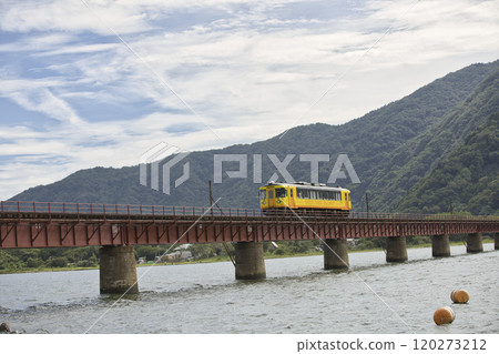 丹後鐵道7號列車在由良川大橋上行駛 丹後鐵道7號列車在由良川大橋上行駛 120273212