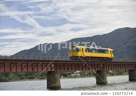 Tango Railway train 9 running over the Yura River Bridge 120273214