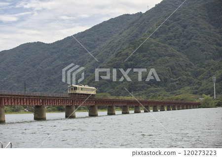Tango Railway train 18 running over the Yura River Bridge 120273223