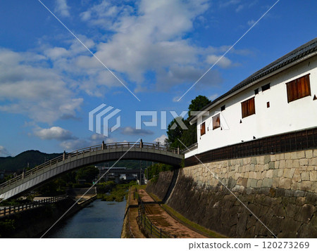福知山城的寶川上的橋樑和倉庫的白色牆壁,福知山城被登記為京都府福知山市百座名城之一。 福知山城的寶川上的橋樑和倉庫的白色牆壁,福知山城被登記為京都府福知山市百座名城之一。 120273269