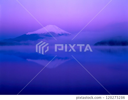 山梨縣南都留郡山中湖村的冬季富士山變紅 120273286