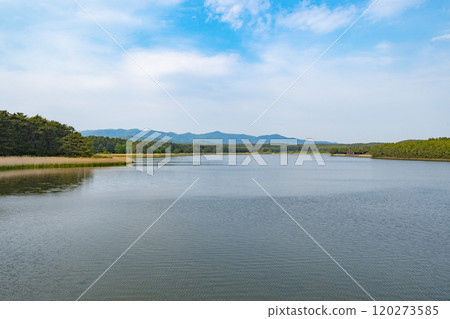 藍天倒映在十山湖上 藍天倒映在十山湖上 120273585