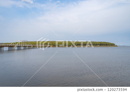 Blue sky and Lake Jusan - Nakanoshima Bridge Park 120273594