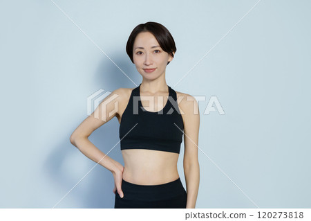 白色背景中穿著健身服的女人 120273818