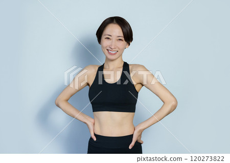 白色背景中穿著健身服的女人 白色背景中穿著健身服的女人 120273822