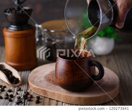 在木杯中享用咖啡 120273841