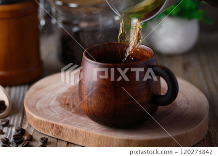 在木杯中享用咖啡 120273842