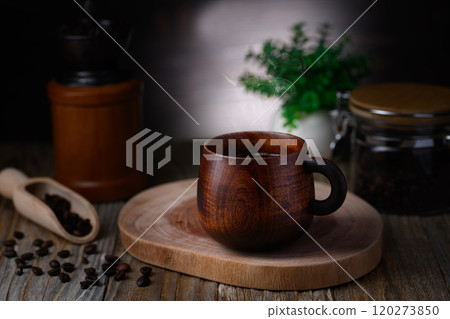 在木杯中享用咖啡 120273850