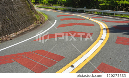 交通形象照片(安裝在中心線上的道釘) 交通形象照片(安裝在中心線上的道釘) 120273883