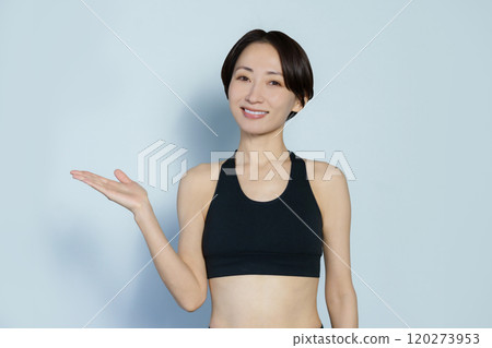 白色背景中穿著健身服擺姿勢的女人 白色背景中穿著健身服擺姿勢的女人 120273953