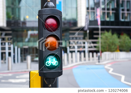 Green cycle traffic light in the city 120274006