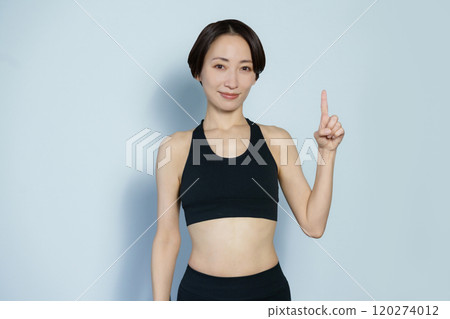 第一個姿勢中穿著白色背景健身服的女性 120274012