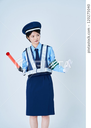 一名身穿保全制服、手持紅色棍子的女子 120275040