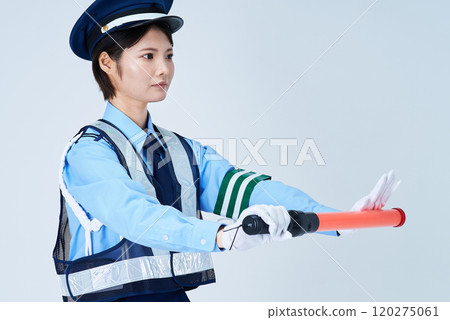 一名身穿保全制服、手持紅色棍子的女子 120275061