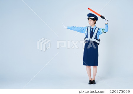 一名身穿保全制服、手持紅色棍子的女子 120275069