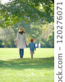 父母和孩子在公園散步 120276071