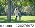 父母和孩子在公園散步 120276072