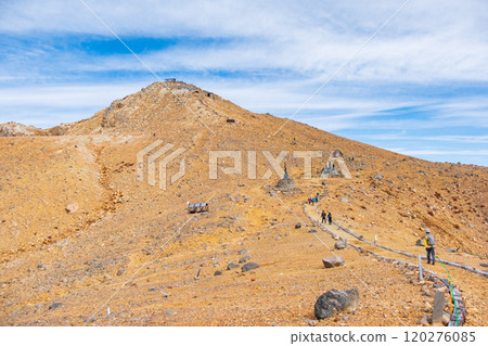 Climbing Mt. Ontake in autumn: Otaki summit to Kengamine (Hatcho Darumi) 120276085