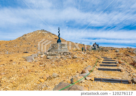 Climbing Mt. Ontake in autumn: Otaki summit to Kengamine (Hatcho Darumi) Climbing Mt. Ontake in autumn: Otaki summit to Kengamine (Hatcho Darumi) 120276117