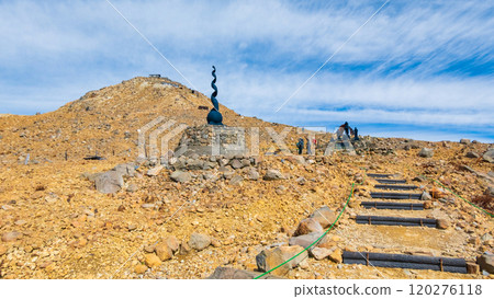 Climbing Mt. Ontake in autumn: Otaki summit to Kengamine (Hatcho Darumi) 120276118