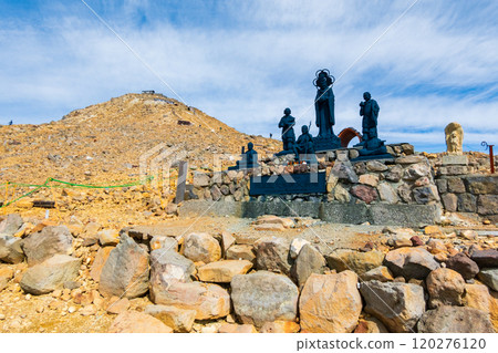 Climbing Mt. Ontake in autumn: Otaki summit to Kengamine (Hatcho Darumi) 120276120