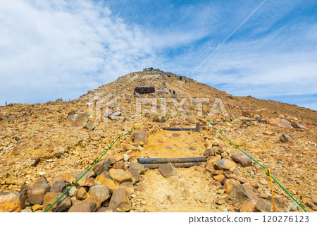 Climbing Mt. Ontake in autumn: Otaki summit to Kengamine (Hatcho Darumi) 120276123