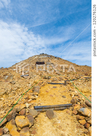 Climbing Mt. Ontake in autumn: Otaki summit to Kengamine (Hatcho Darumi) 120276126