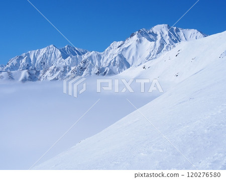 從八方尾根看到的冬天的五龍山和鹿島矢岳 120276580