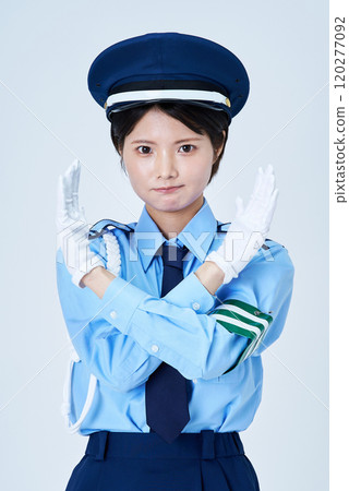 一名女保全擺姿勢阻止人們 120277092