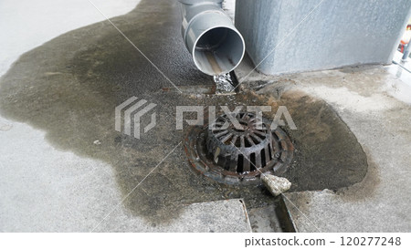 從管道排出的雨水流到混凝土上 120277248