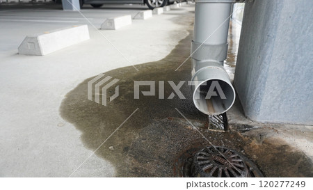 從管道排出的雨水流到混凝土上 120277249