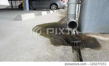 從管道排出的雨水流到混凝土上 從管道排出的雨水流到混凝土上 120277251