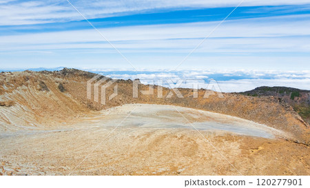 Climbing Mt. Ontake in autumn: View from Kengamine towards Ichinoike 120277901